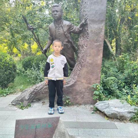 携孙儿参观华北烈士陵园