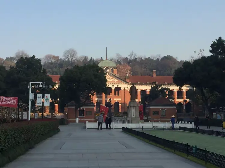 观看电影"芳华"前拍几张阅马场美景