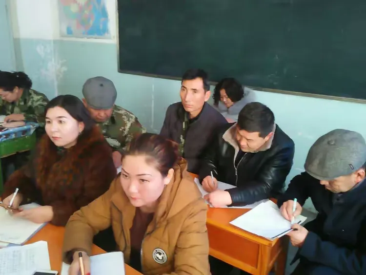那拉提镇中学母语组讲课活动圆满结束