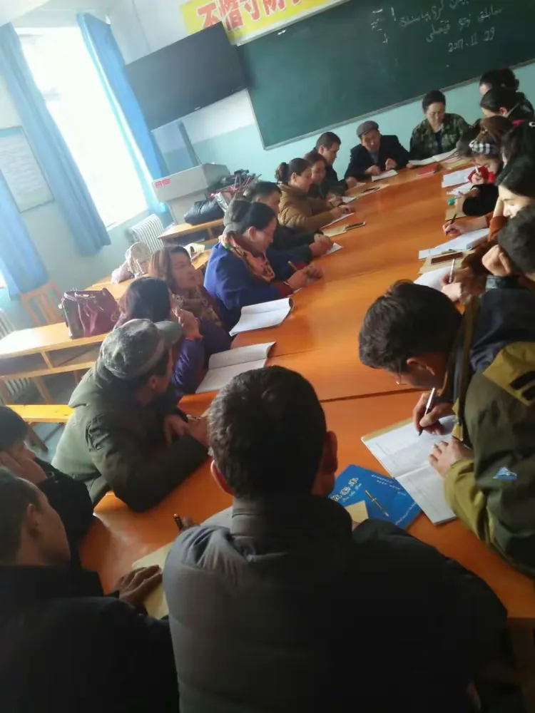 那拉提镇中学母语组讲课活动圆满结束