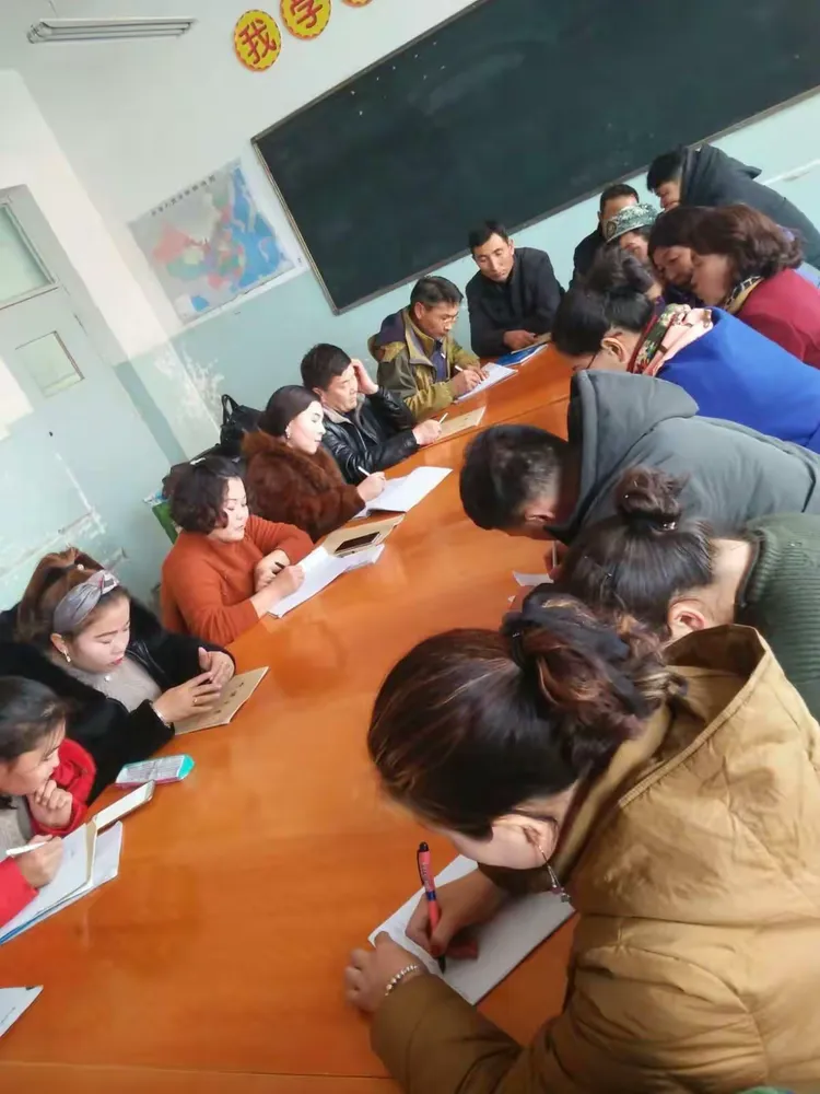 那拉提镇中学母语组讲课活动圆满结束