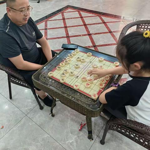 暑假100篇打开方式一和爸爸一起下象棋。