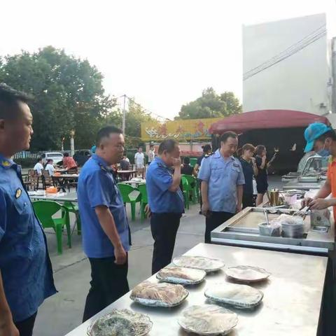 陕州区市场监管局开展夜市检查，确保群众饮食安全