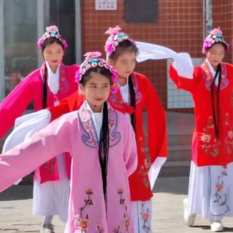 春 意 盎 然 在 此 时   ， 你 我 共 赏 梨 花 美   
---兰干乡中心学校第三届梨花节