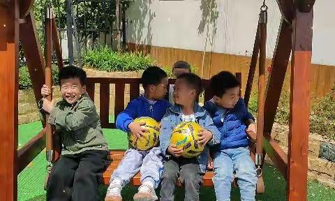 德立金盛幼儿园中一班第十三周生活记录