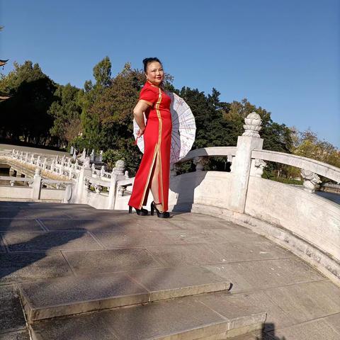 小桥流水回廊妙，一袭旗袍俏惜娇