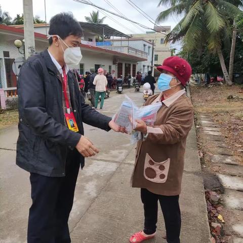 “关爱行动”暖人心 “健康药包”表关怀。---东岭居农村地区“关爱行动”纪实