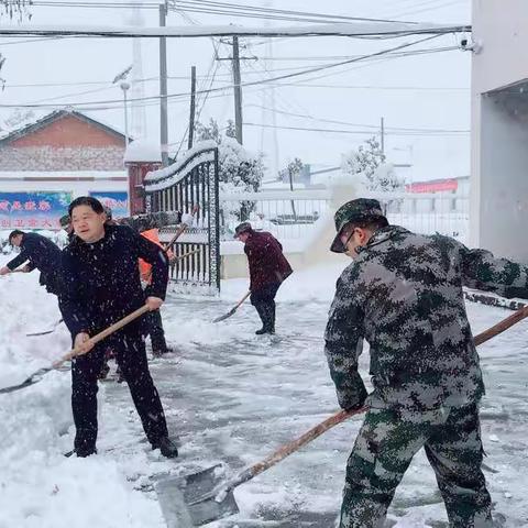 寨河镇“民兵应急分队”积极开展铲雪活动