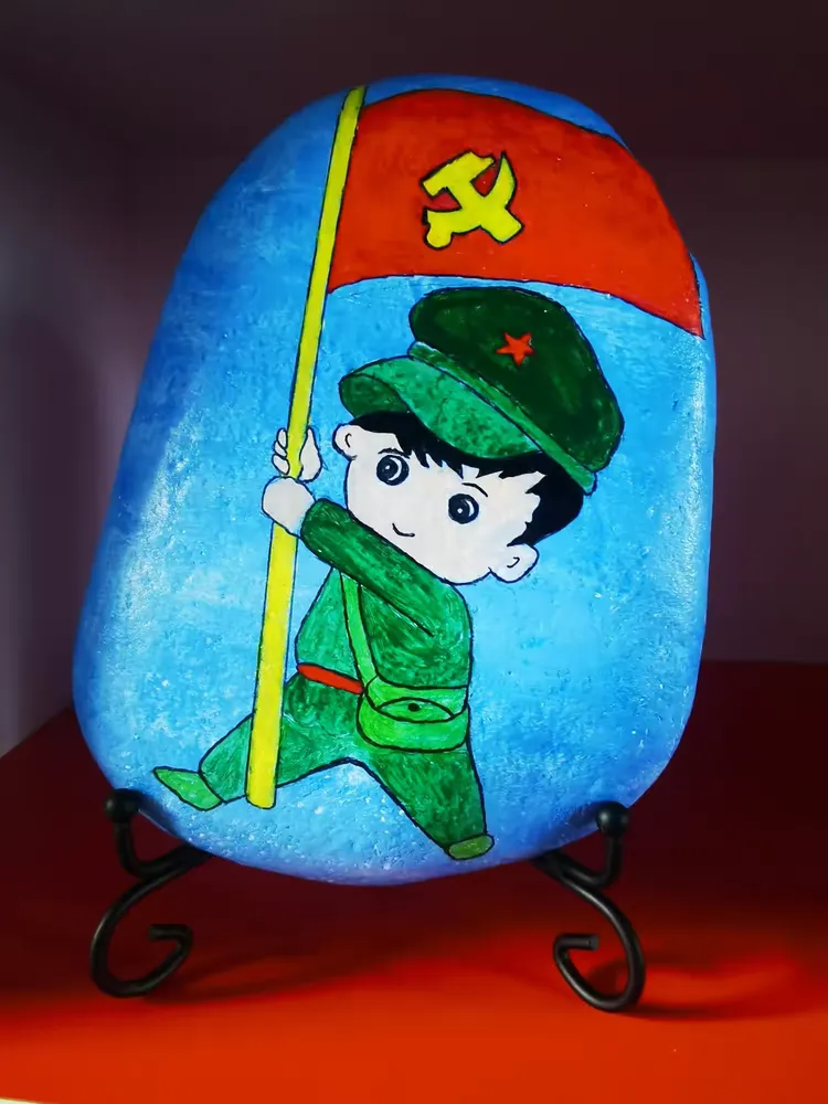 "缅怀先烈颂党恩 依石作画向未来"