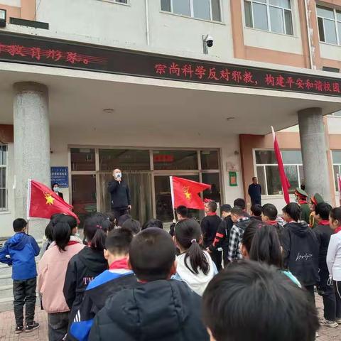 甸子民族联合小学“缅怀革命先烈、激发爱国热情”清明节祭扫烈士墓活动