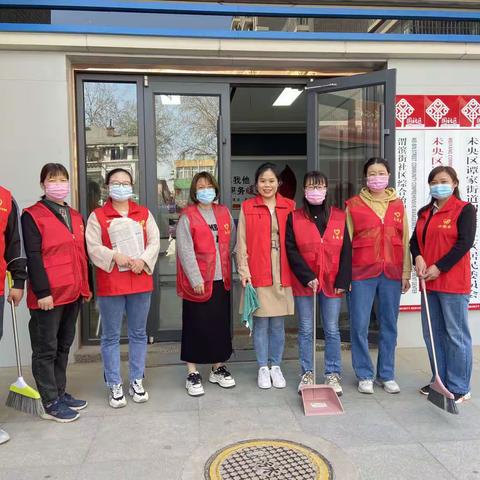 渭滨街社区开展小区环境卫生整治活动