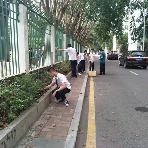 撸起袖子加油干——巩固双创工作成果，丰和学校集中清理校园及周边卫生