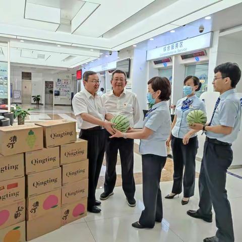 省分行营业部开展“夏日送清凉，关爱暖人心”慰问活动