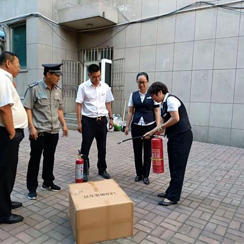 双滦支行进行消防应急演练