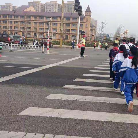 坚守责任与担当，风雨无阻“护学岗”———漯河经济技术开发区实验小学一五班“护学岗”工作纪实