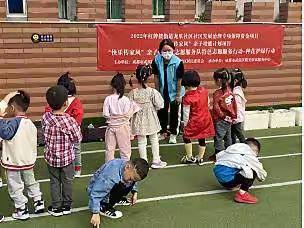 “快乐传家风”亲子快乐家志愿服务队特色志愿服务行动-种花护绿行动