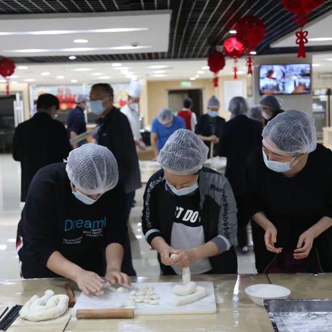 区分行本部值守人员举办“热腾腾的饺子 暖洋洋的心”主题活动