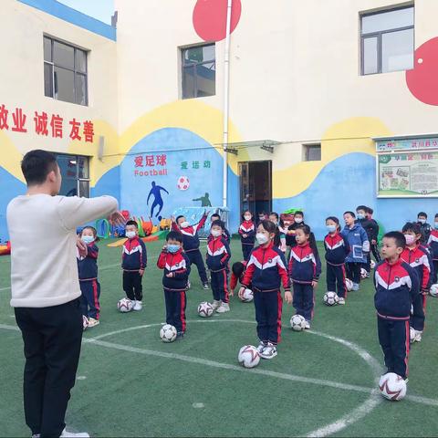 大二班足球课，⚽️除了促进孩子的生长发育，增强抵抗力以外，运动还相当于给幼儿👶的大脑灌溉智力。