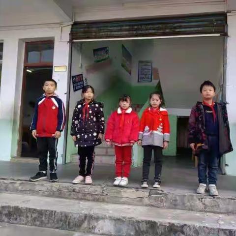 罗江镇中心学校旺华分校红领巾争章活动颁章仪式