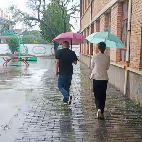 高庙小学校领导雨中进行安全隐患排查
