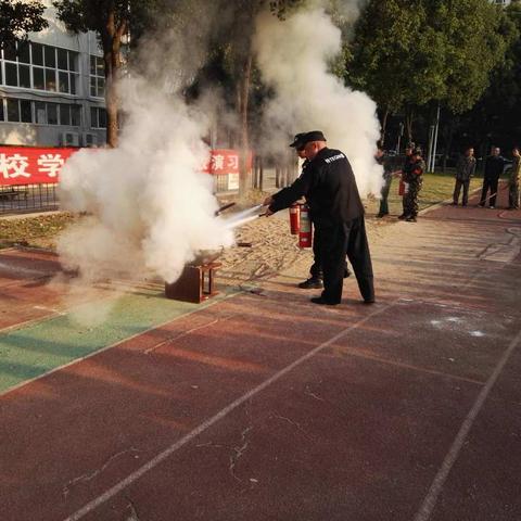 “全民参与，防治火灾”——武汉市财贸学校“119”消防安全月活动纪实。