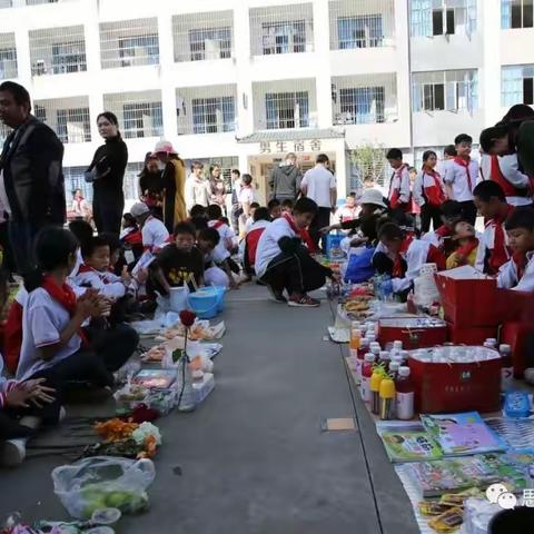 思茅六中举办了“以爱暖心，助梦飞扬”义卖校园活动