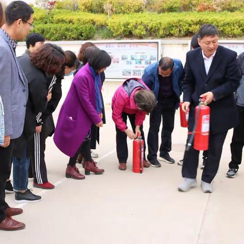 消防手牵手 平安心连心—栖霞市实验中学消防灭火知识培训