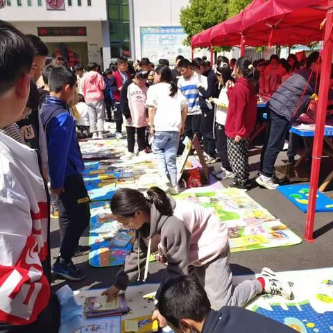 叶县实验学校第五届“我和春天有个约会”之“跳蚤市场”剪影