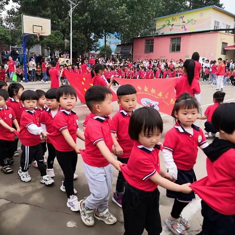 热烈祝贺路庙中心幼儿园“第十四届亲子运动会”取得圆满成功！