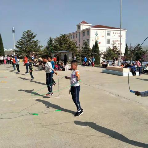 春回大地阳光好 师生健身正当时 寺口小学举行师生跳绳比赛