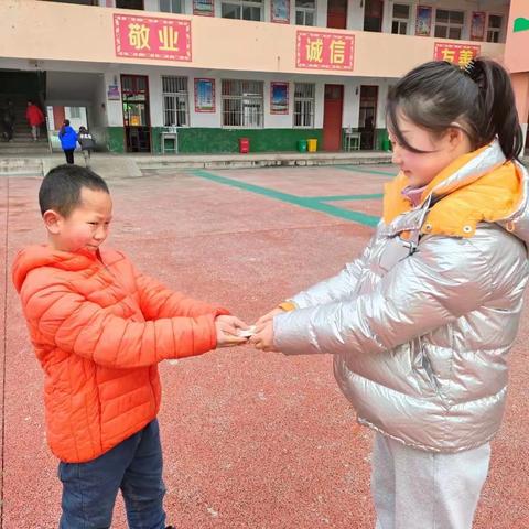 养成教育润十心 学习雷锋好榜样四棵树一小学雷锋活动