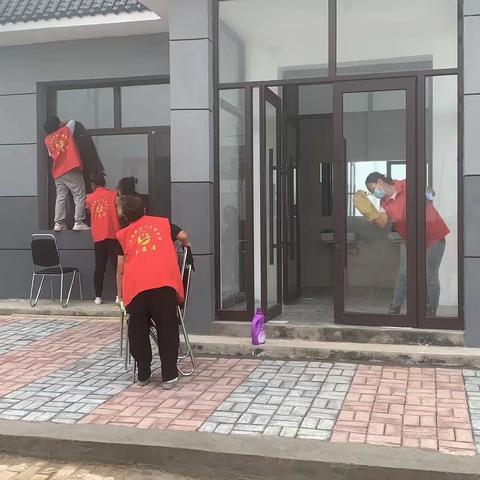 让公厕更整洁，让“方便”更方便。 ----龙胜村妇联开展巾帼志愿服务活动