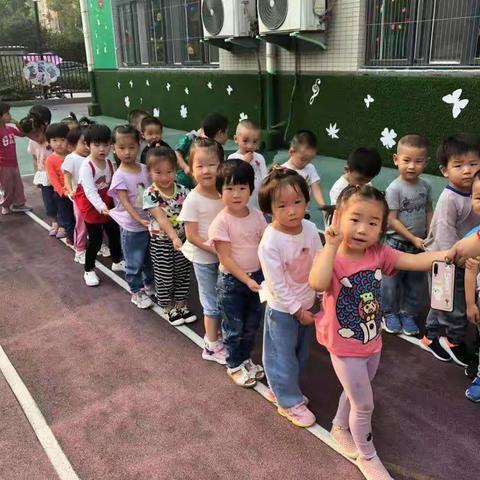 福临城幼儿园小二班国庆活动：红旗飘呀飘