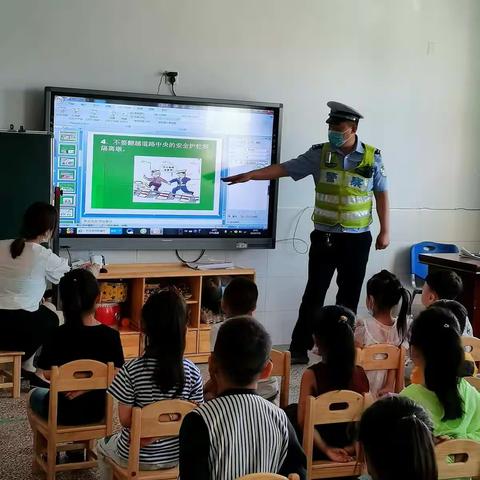 幼见交警，平安童行