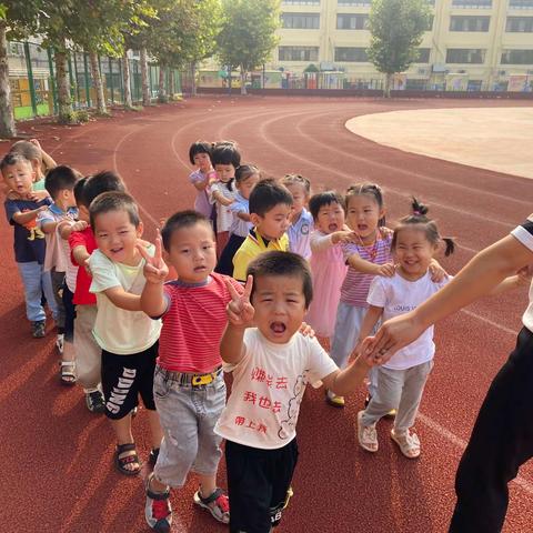 “幼”见到你，真好！                             平邑兴蒙学校附属幼儿园豆豆一班。 第二周精彩瞬