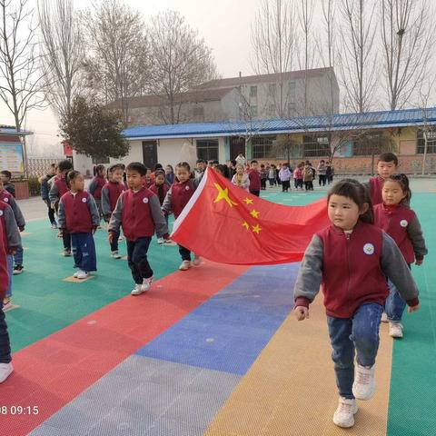 在国旗下成长，让爱尽情飞扬——金苹果幼儿园“女神节”升旗仪式（第二周）