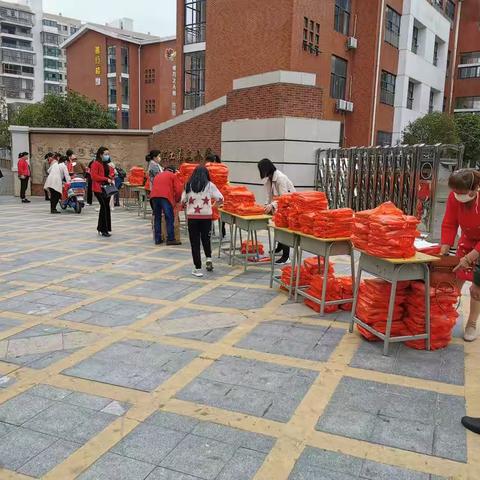 【滨江二校稼轩校区】疫情下  我们这样发课本