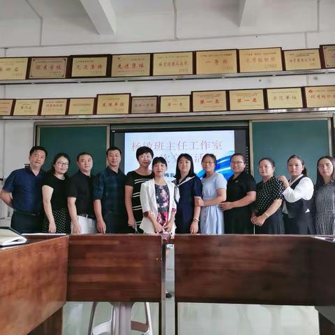 在风雨中寻找绚丽的彩虹-------芒市民族小学杨敏班主任工作室第六次活动