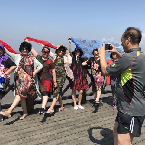 海滨踏浪同窗情