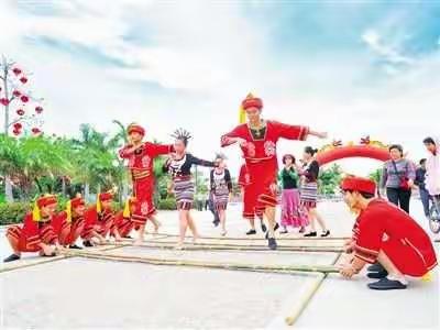 小清华幼儿园朵一班户外活动“竹竿舞”