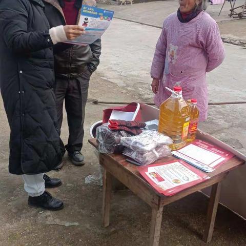 万福支行麻陂服务站宣传活动