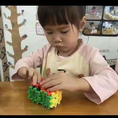 小（1）班《多彩的积木》游戏分享