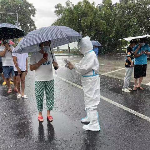 志愿者雨中坚守 助力核酸检测跑出“加速度”——海南余泉律师事务所陈冬媛律师