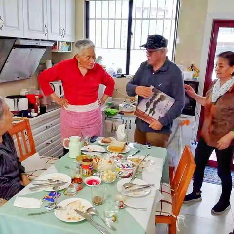 电影界几名著名老艺术家聚餐纪念