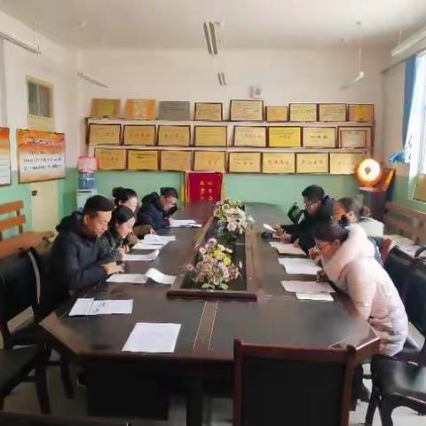 石桥镇中心小学支部召开党组织生活会
