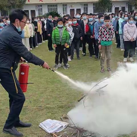 岚谷中学开展消防疏散安全演练及疫情防控知识指导活动