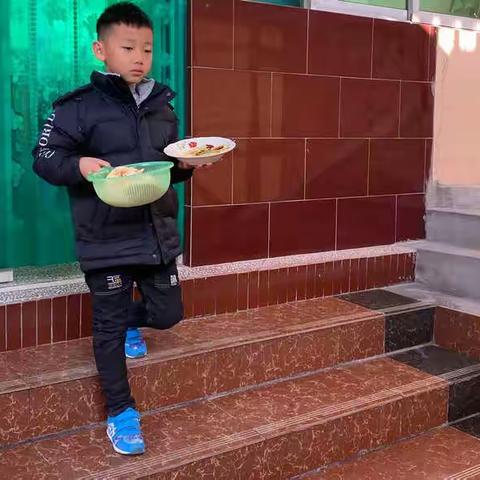我是池阳小学二年级三班王智豪，我正在参加池阳小学“微实践做中学”之做家务