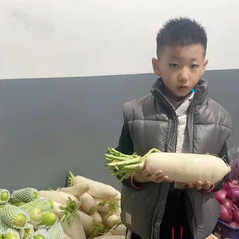 我是池阳小学二年级三班王智豪，我正在参加池阳小学“微实践做中学”之疫情期间助人为乐“小小志愿者”