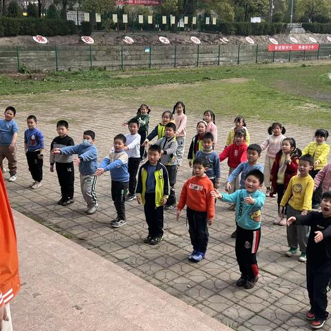 “阳光运动伴我成长”——阳逻二小体育组一年级广播体操听评课