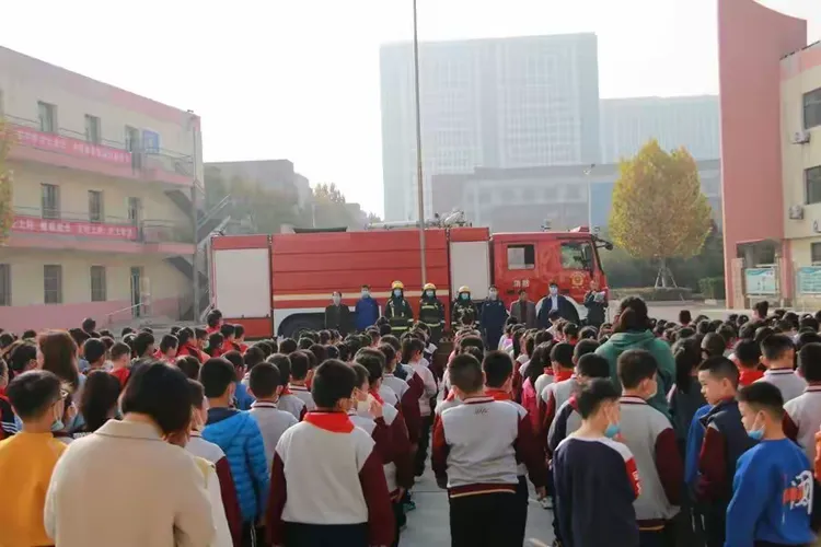 东营市实验小学举行消防安全逃生演练活动